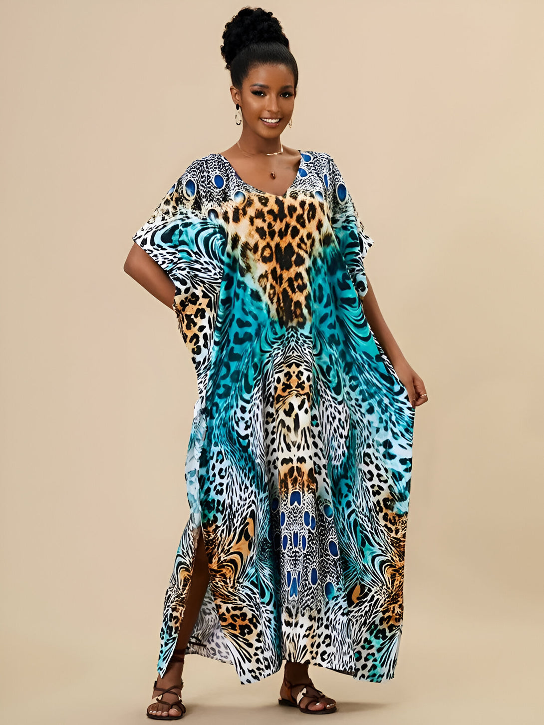 Une femme souriante portant une longue robe bleue et blanche à imprimé léopard, idéale pour les occasions spéciales ou pour un look décontracté chic.