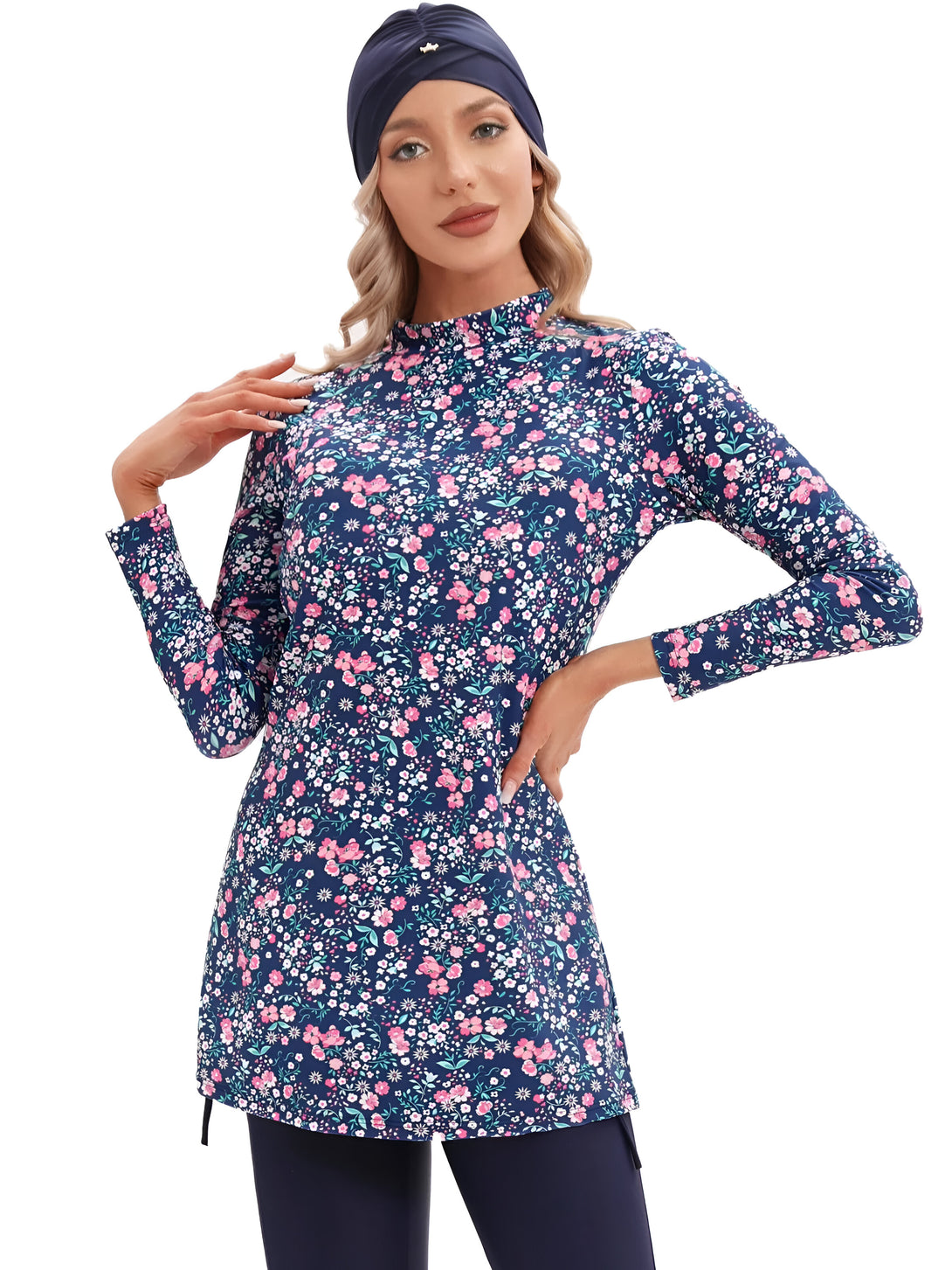 Une femme portant un maillot de bain musulman bleu marine à fleurs avec un hijab assorti.