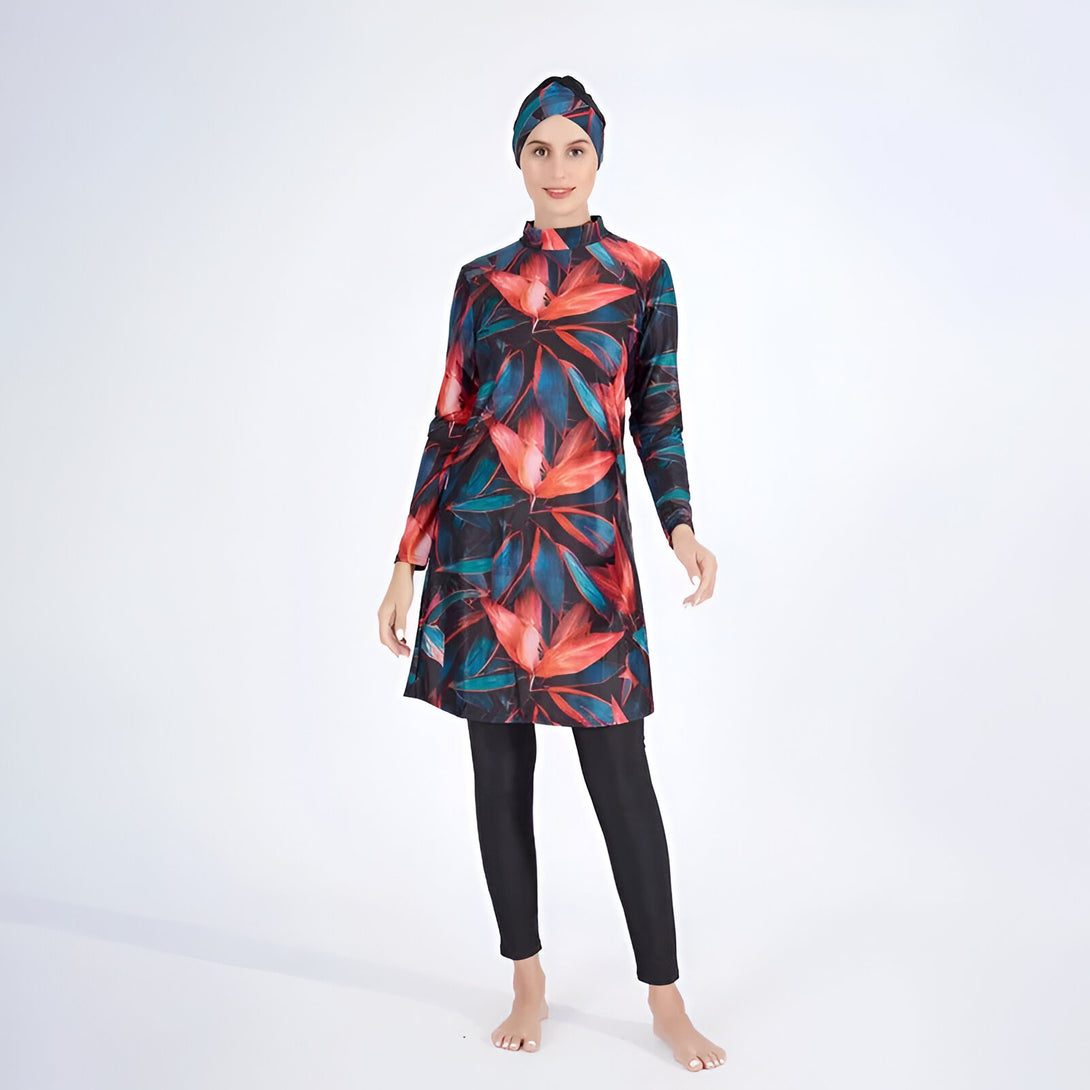 Une femme portant un maillot de bain musulman à manches longues avec un motif floral rouge et bleu.
