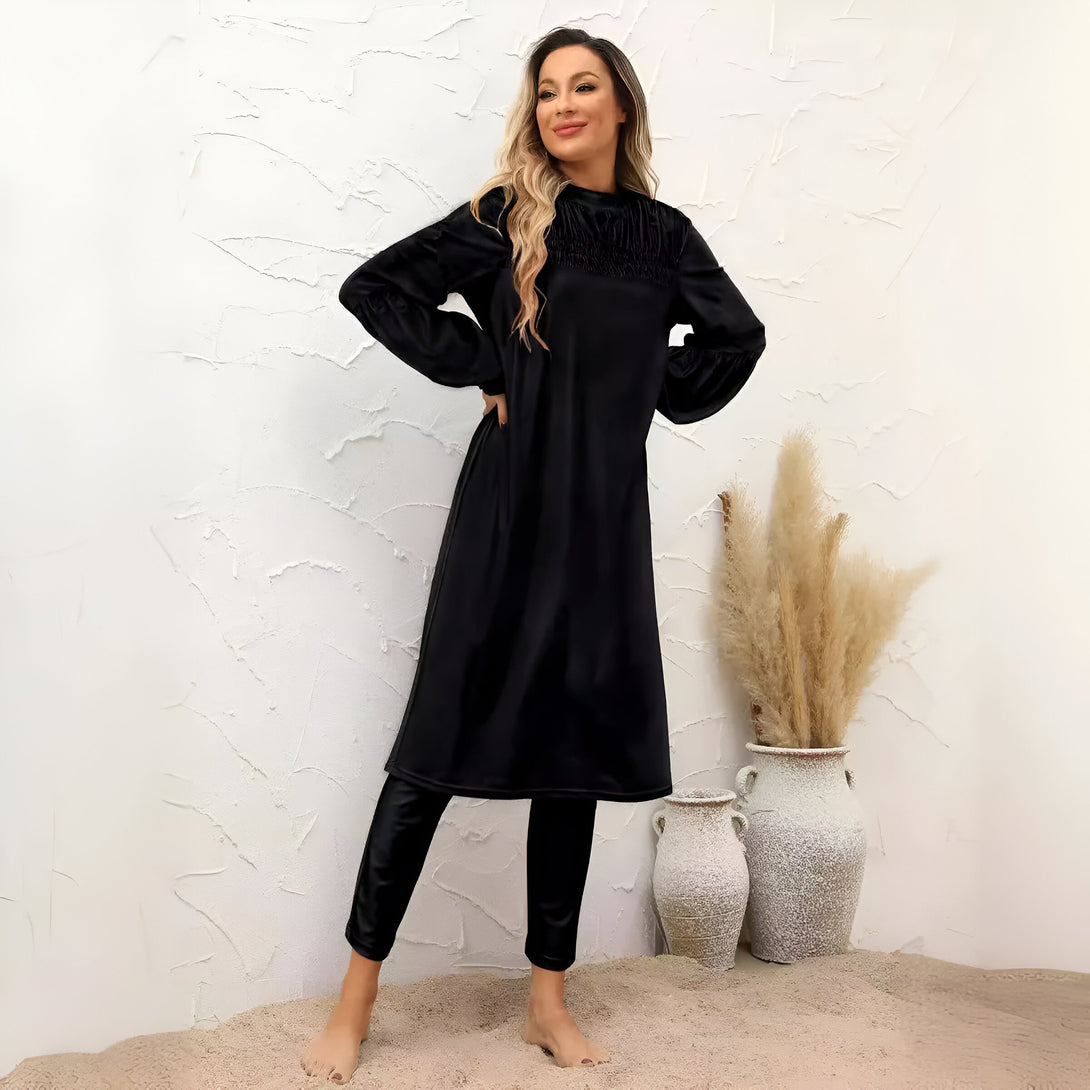 Une femme portant une robe et un pantalon noirs, des vêtements musulmans élégants pour les femmes.