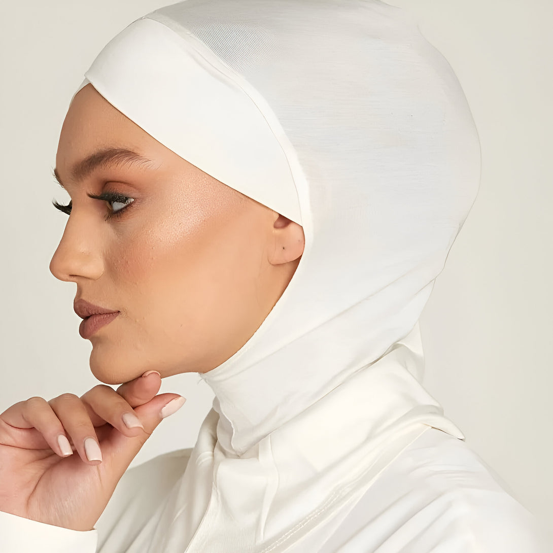 Une femme portant un hijab blanc, une tenue musulmane élégante et confortable.