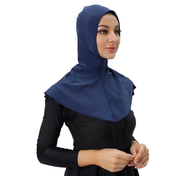 Une femme portant un hijab bleu marine et une robe de bain noire. Vêtements musulmans pour femmes.