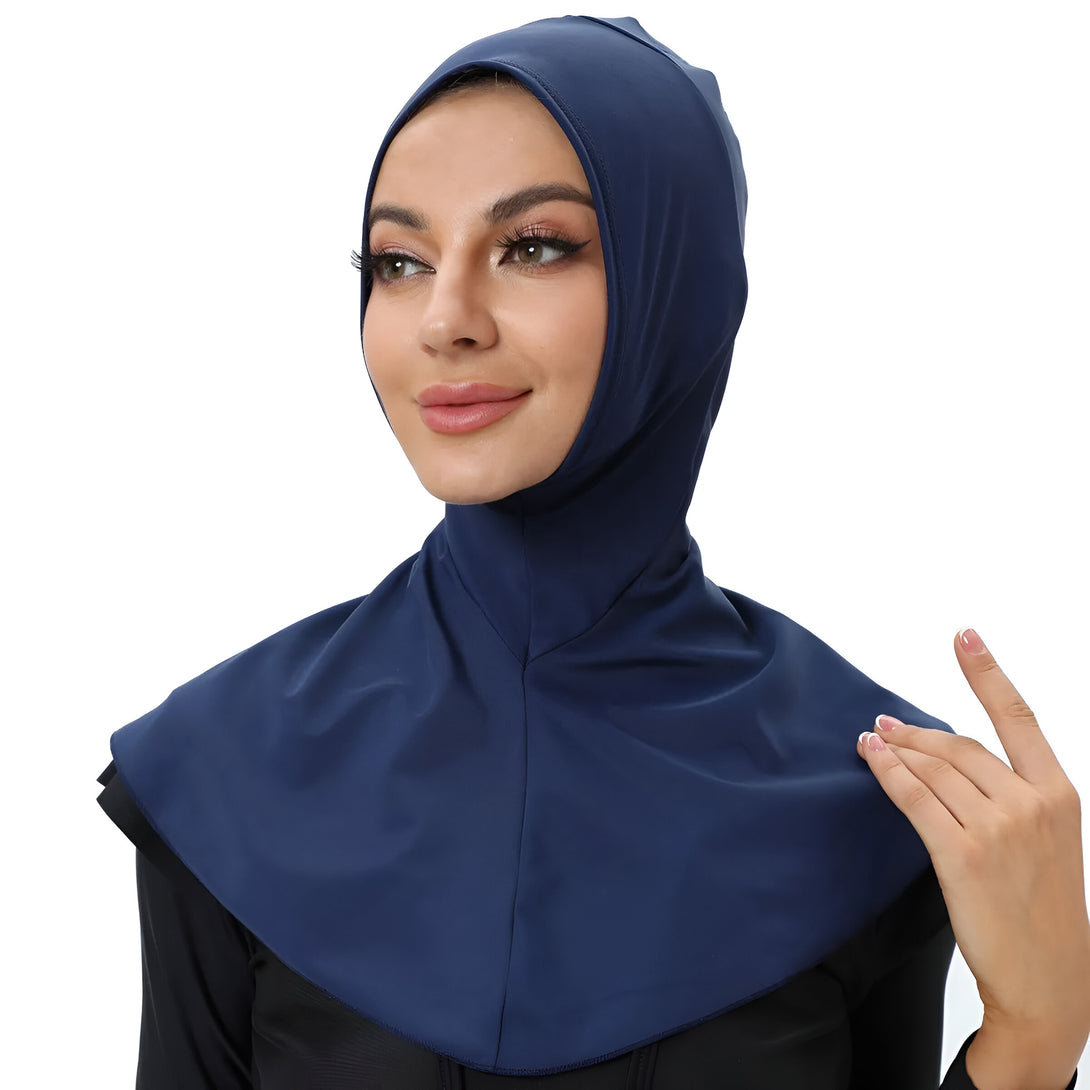 Une femme portant un hijab bleu marine pour la natation.