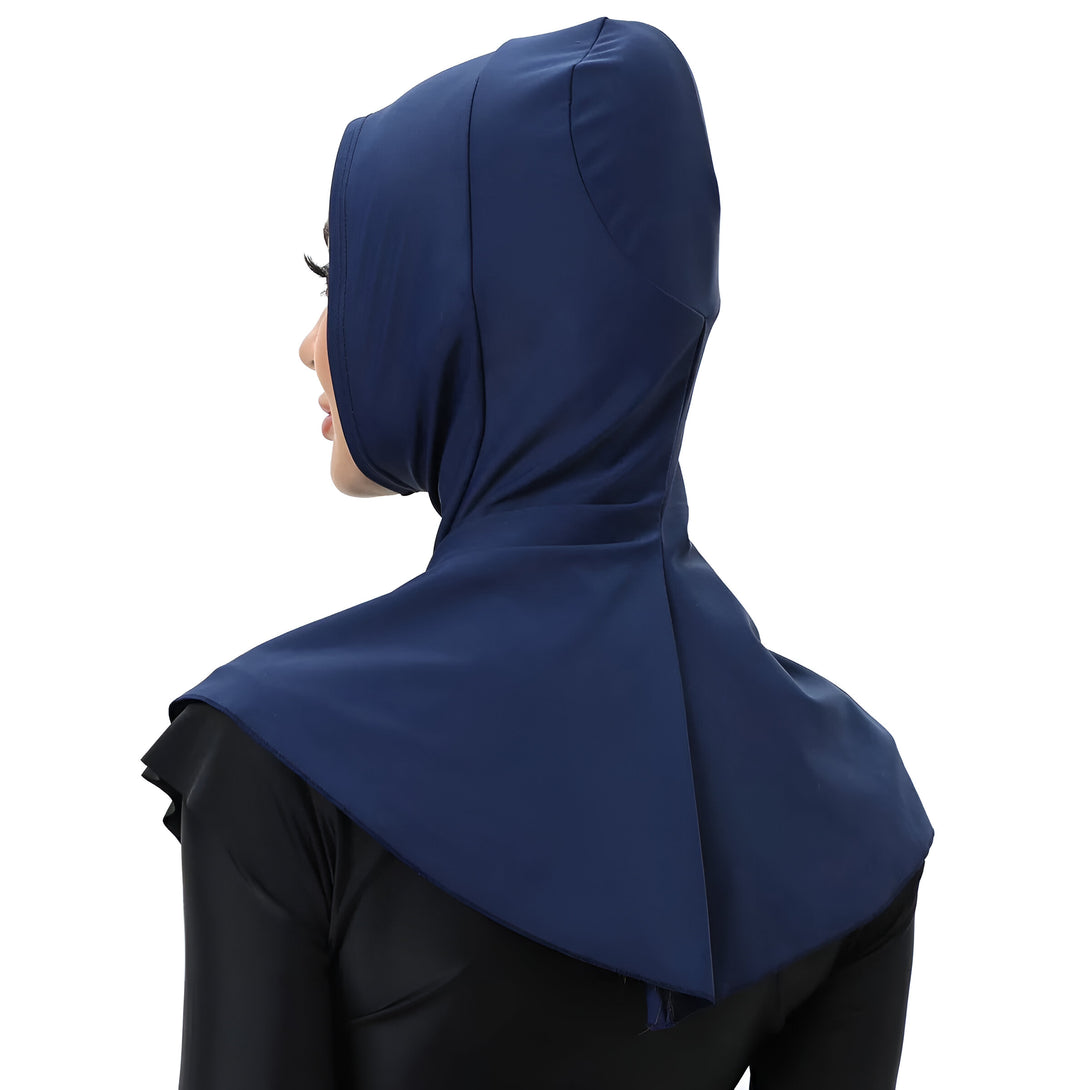 Une femme portant un hijab bleu marine pour la natation. Le hijab est conçu pour rester en place pendant la natation et offre une couverture modeste.