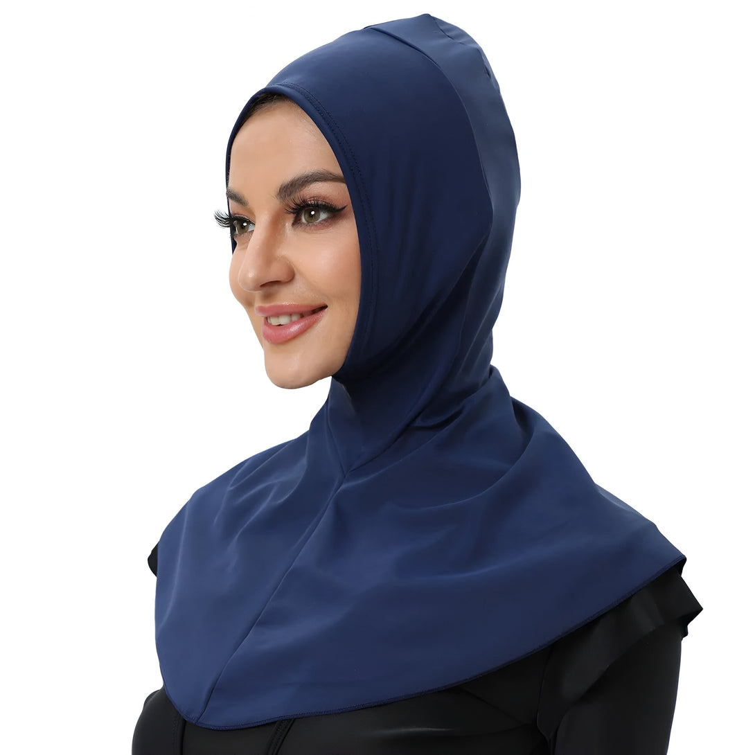 Une femme portant un hijab bleu foncé en tissu de bain. Le hijab est conçu pour la natation et les sports aquatiques.