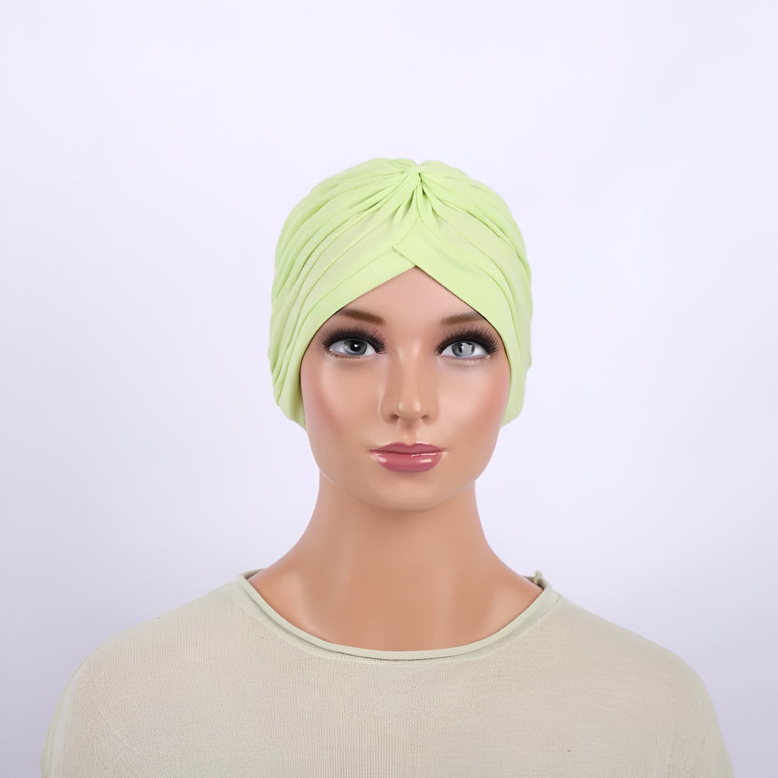 Un mannequin portant un turban vert clair élégant pour femmes musulmanes.