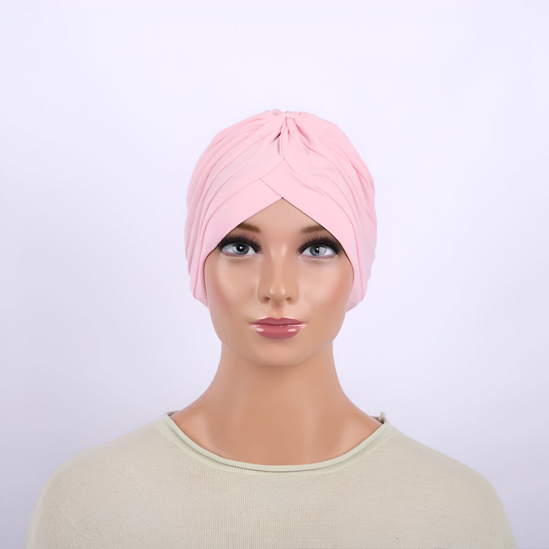 Un mannequin portant un turban rose, un accessoire de mode musulman.