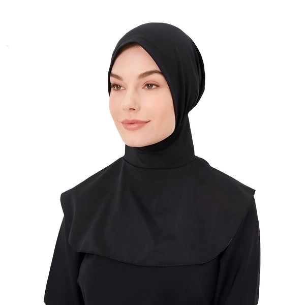 Une femme portant un hijab noir élégant et confortable. Le hijab est fabriqué dans un tissu doux et respirant, parfait pour un port quotidien.