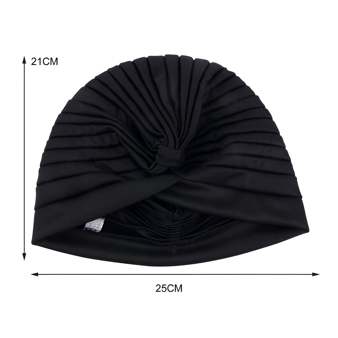 Un turban noir plissé pour femme, avec un nœud sur le dessus. Les dimensions sont de 21 cm de haut et 25 cm de large.
