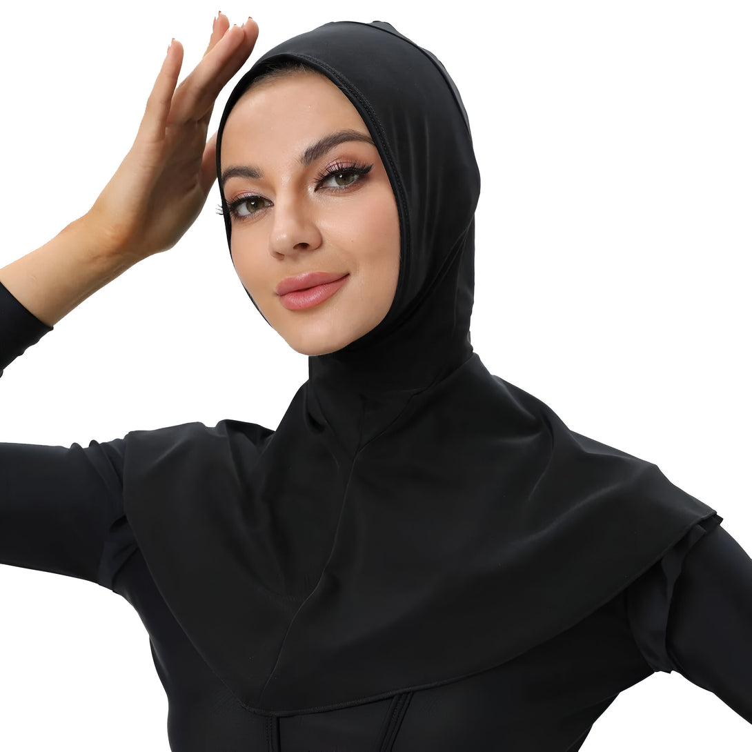 Une femme portant un hijab noir élégant et moderne. Le hijab est en tissu doux et confortable, parfait pour les occasions quotidiennes ou spéciales.