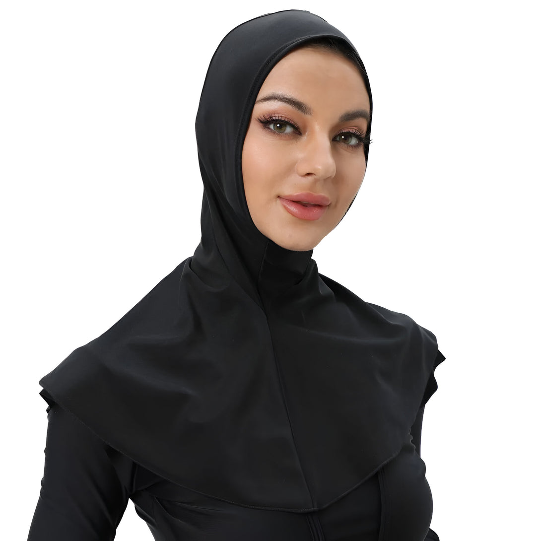 Une femme portant un hijab noir élégant et confortable. Idéal pour les femmes musulmanes qui recherchent un style modeste et élégant.