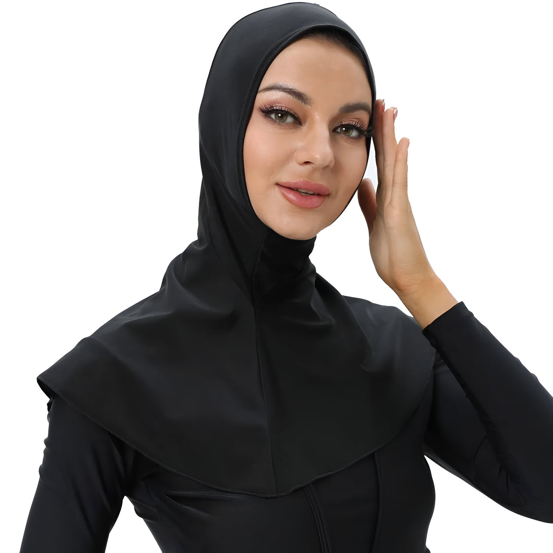 Une femme porte un hijab noir élégant et moderne. Le hijab est conçu pour un confort et une tenue parfaits.