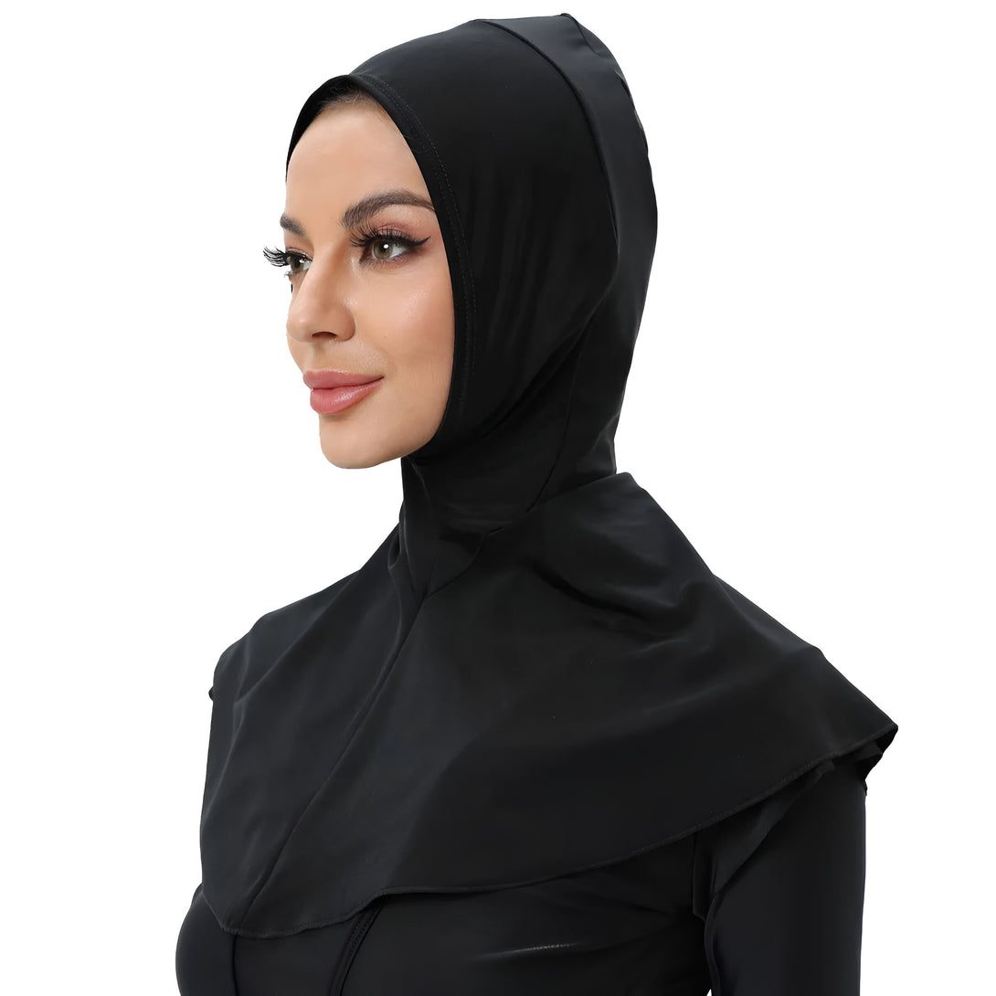 Une femme portant un hijab noir élégant et confortable. Parfait pour un look modeste et chic.