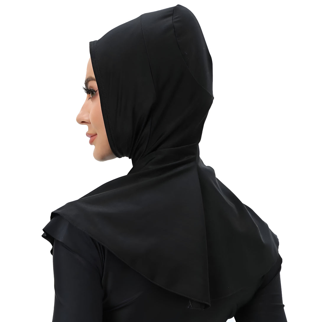 Une femme portant un hijab noir, un vêtement musulman traditionnel pour les femmes, qui couvre la tête et le cou.