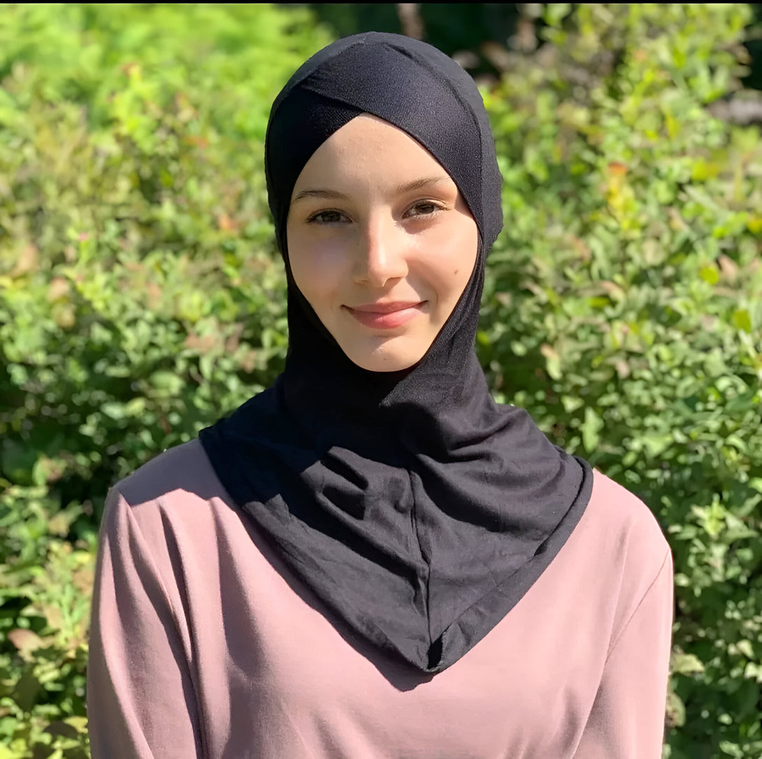 Une femme portant un hijab noir élégant, parfait pour un look modeste et chic.