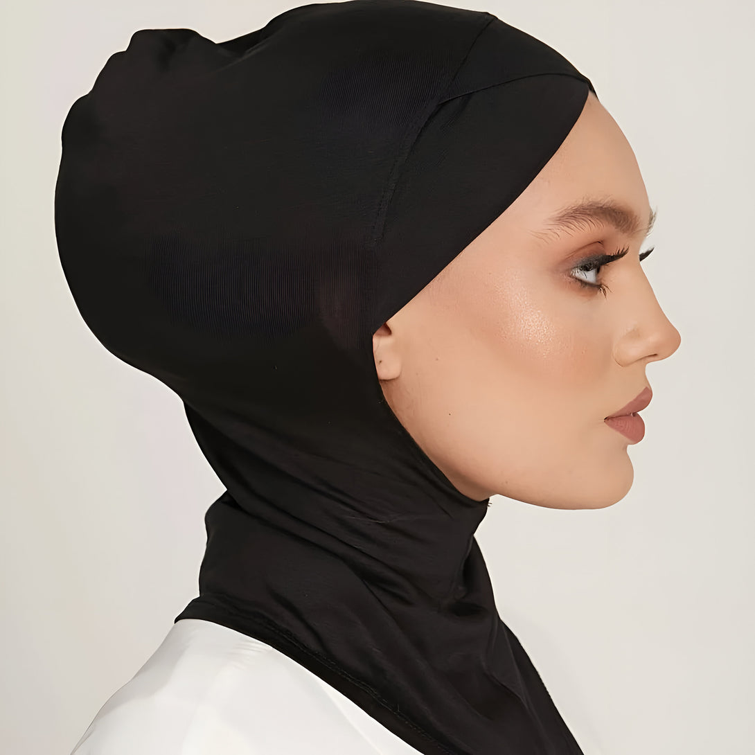 Une femme porte un hijab noir. Le hijab est en tissu doux et confortable. Il est parfait pour tous les jours.