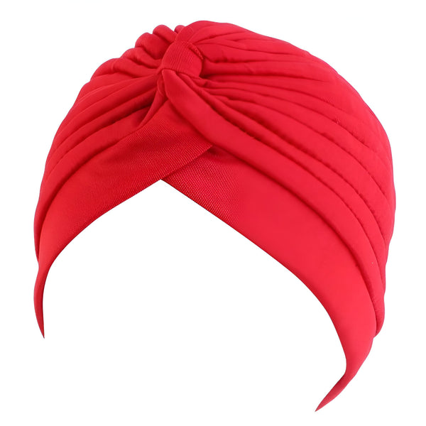 Un turban rouge en tissu souple, idéal pour un look élégant et moderne.