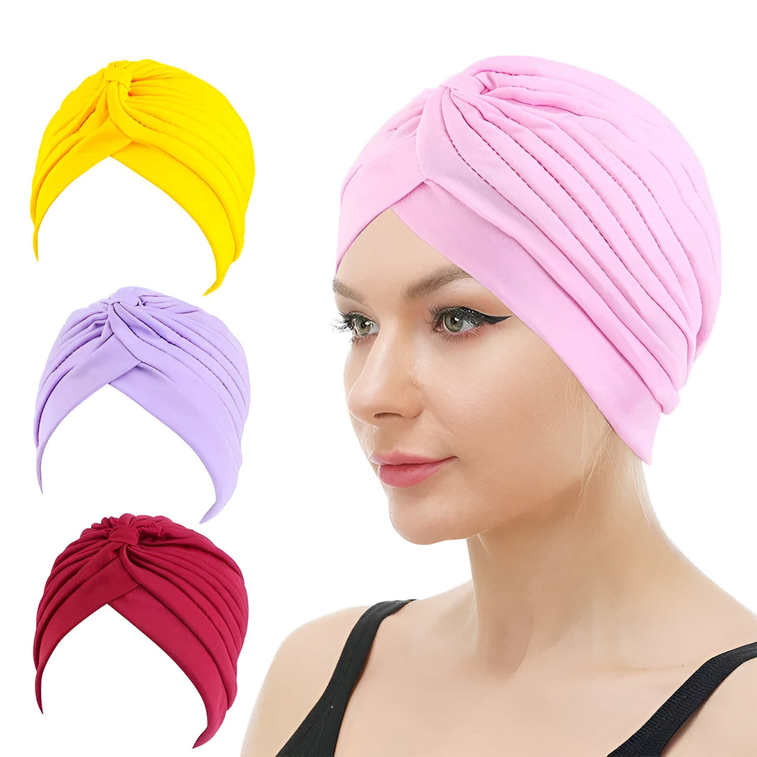 Une femme portant un turban rose, un turban jaune et un turban violet. Ces turbans sont parfaits pour les femmes musulmanes qui souhaitent se couvrir la tête avec style.