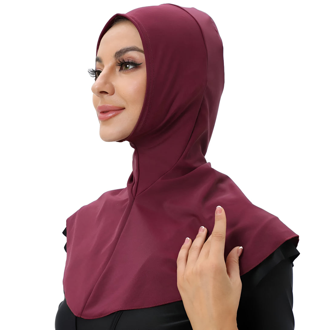 Une femme portant un hijab de couleur bordeaux, un accessoire de mode musulman élégant et confortable.