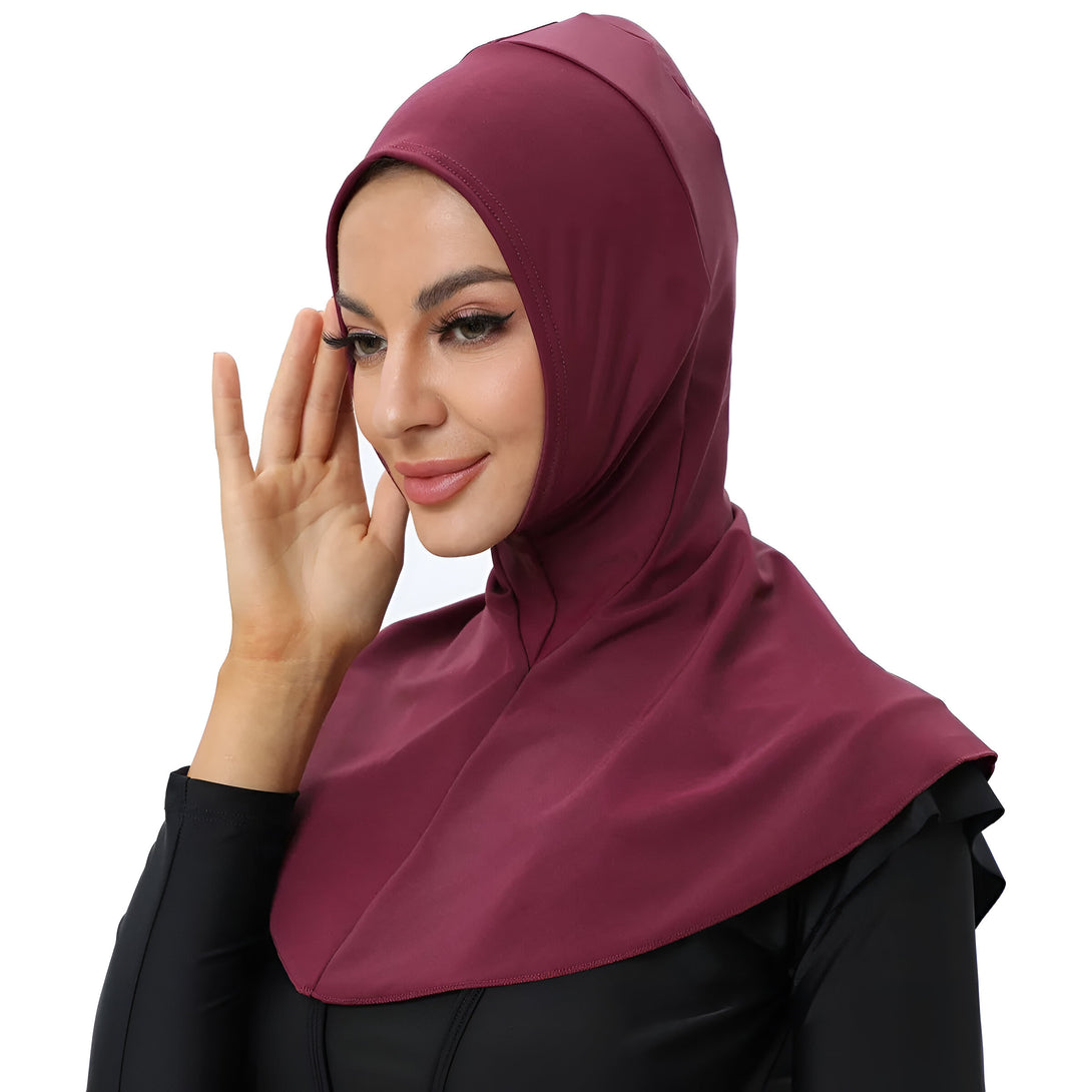 Une femme portant un hijab de couleur bordeaux, un vêtement musulman idéal pour un look élégant et confortable.
