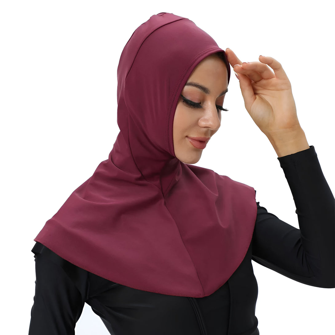 Une femme portant un hijab de couleur bordeaux, idéal pour la natation ou les sports nautiques.
