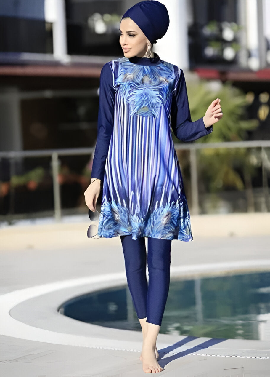 Une femme portant un maillot de bain musulman bleu à imprimé floral.