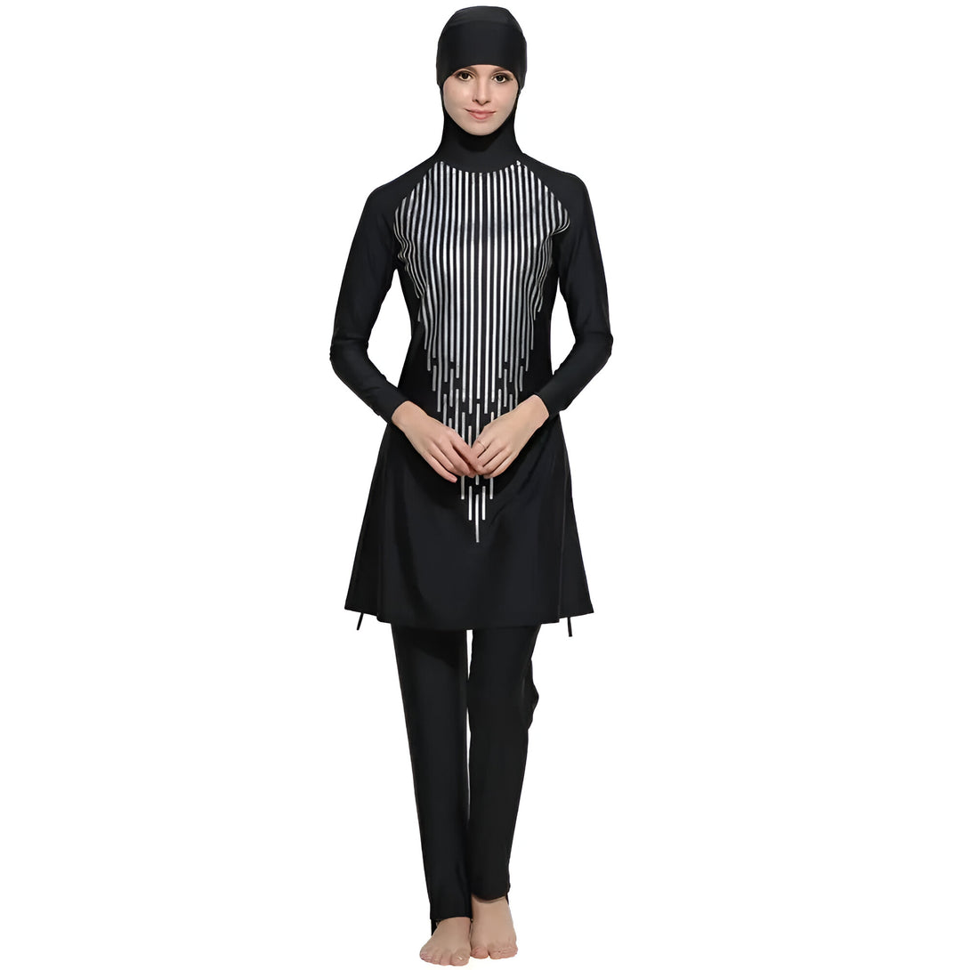 Une femme portant un maillot de bain musulman noir avec des rayures argentées. Le maillot de bain est composé d'une robe longue à manches longues et d'un pantalon long. La femme porte également un hijab noir.