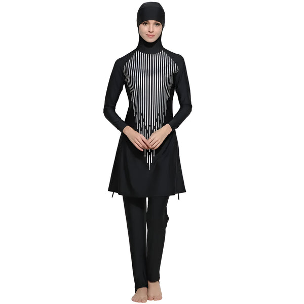 Une femme portant un maillot de bain musulman noir avec des rayures argentées. Le maillot de bain est composé d'une robe longue à manches longues et d'un pantalon long. La femme porte également un hijab noir.