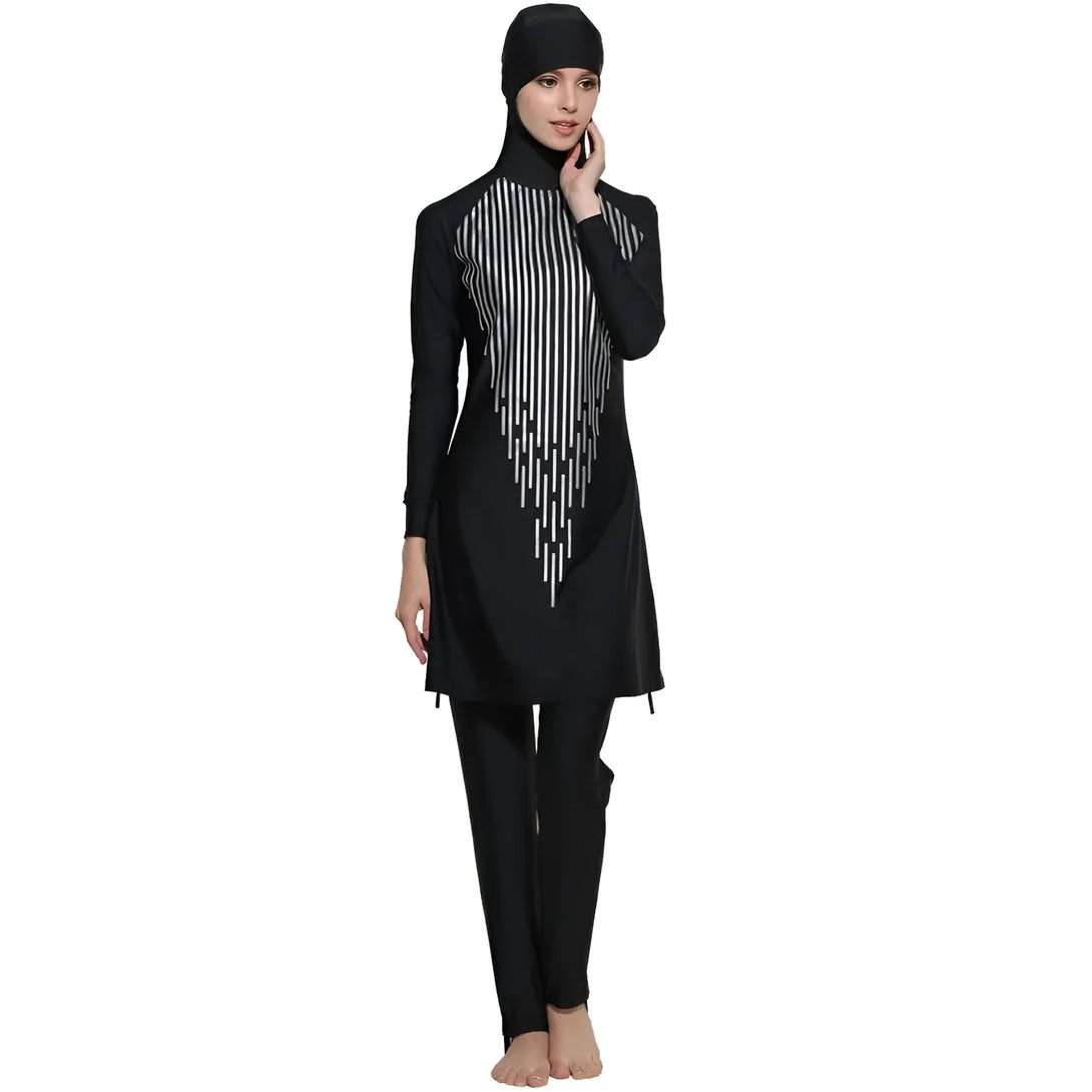 Une femme portant un maillot de bain musulman noir avec un motif argenté. Le maillot de bain comprend une tunique à manches longues et un pantalon long.