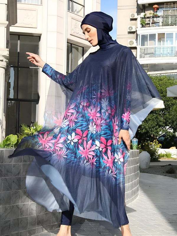 Une femme portant un maillot de bain musulman bleu marine à imprimé floral. Le maillot de bain comprend une robe longue et un hijab assorti. La femme est posée sur un fond urbain.