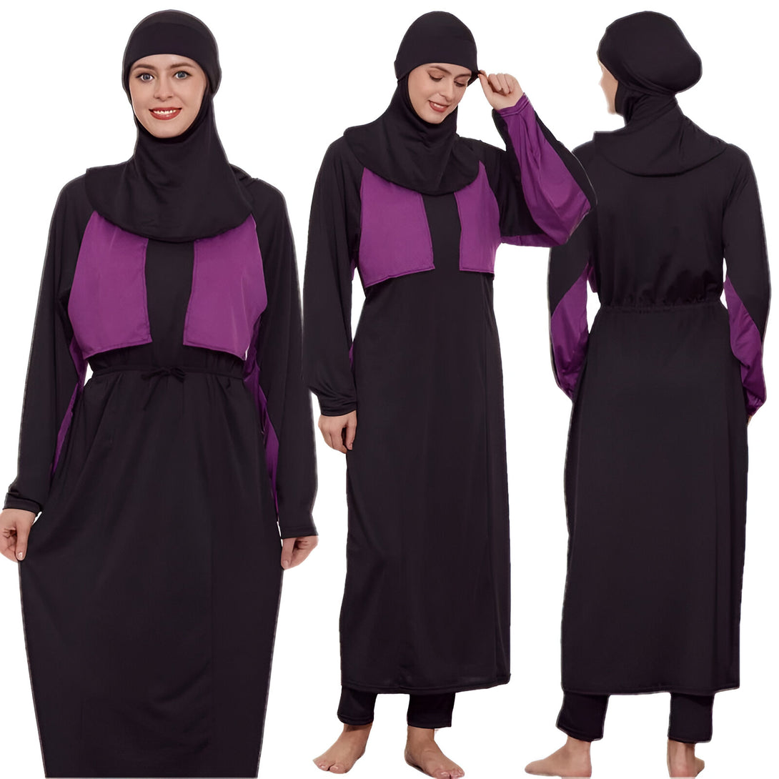 Trois femmes portant des maillots de bain islamiques noirs et violettes. Les maillots de bain couvrent tout le corps et incluent un hijab assorti.