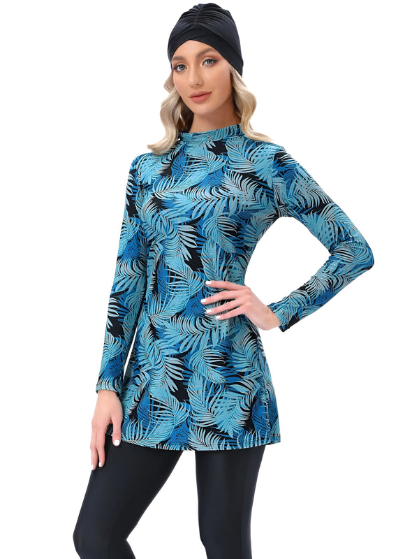 Une femme portant un hijab noir et une robe de bain islamique bleue à imprimé tropical.