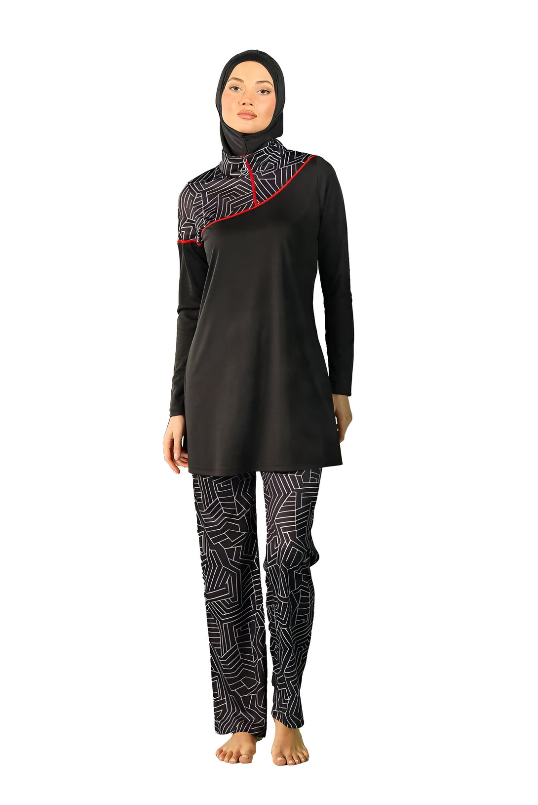 Une femme portant un maillot de bain musulman noir avec un pantalon à motifs géométriques blancs.