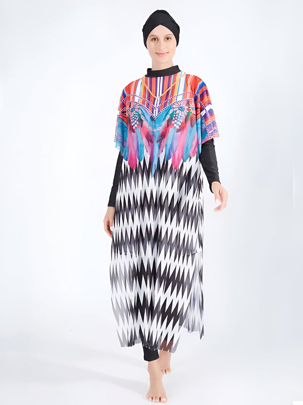 Une femme portant un maillot de bain musulman avec un motif coloré de plumes et un motif noir et blanc en zigzag.  Elle porte un hijab noir.