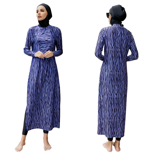 Deux femmes portant des maillots de bain islamiques à manches longues avec un motif zébré, l'un bleu et l'autre noir. Les deux femmes portent un hijab noir.