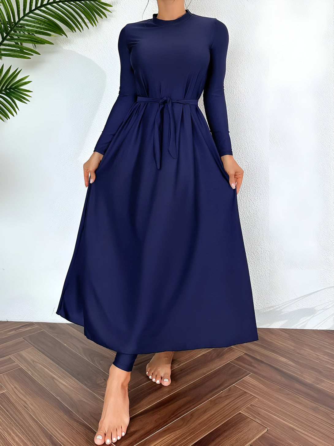 Robe longue bleu marine pour femmes musulmanes avec ceinture à nouer. Idéale pour une tenue élégante et modeste.