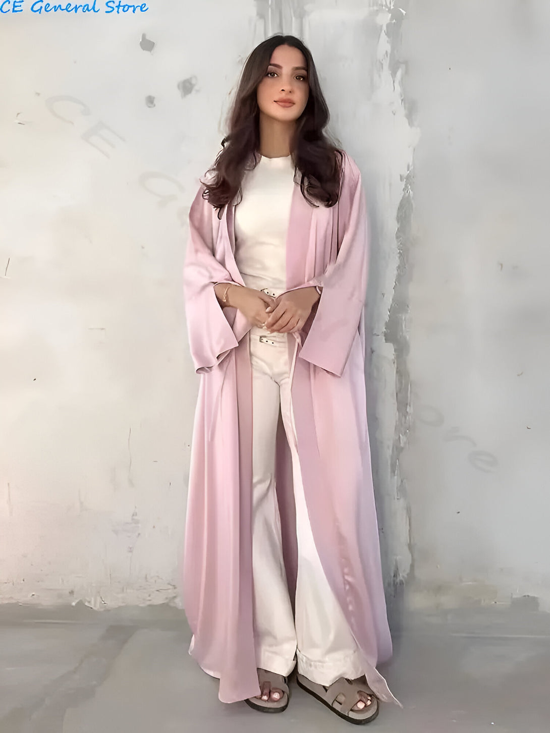 Une femme portant une longue robe rose en satin, idéale pour les occasions spéciales.