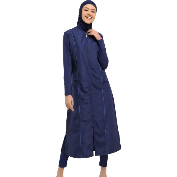 Une femme portant un maillot de bain islamique bleu marine à manches longues avec une fermeture éclair sur le devant. Le maillot de bain est conçu pour couvrir tout le corps et est parfait pour les femmes musulmanes qui souhaitent profiter de la plage ou de la piscine tout en respectant les préceptes religieux.
