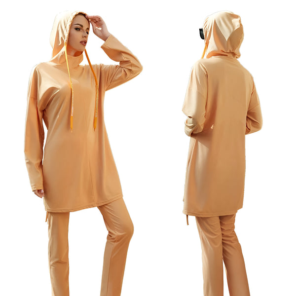 Ensemble de vêtements musulmans pour femmes en couleur beige avec capuche. La tenue est élégante et confortable, parfaite pour les occasions spéciales ou les sorties décontractées.
