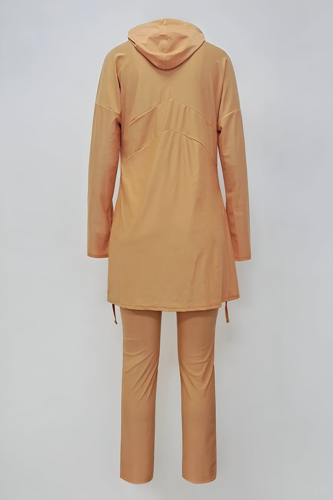 Ensemble de vêtements musulmans pour femmes avec une tunique à capuche et un pantalon assorti en couleur sable.