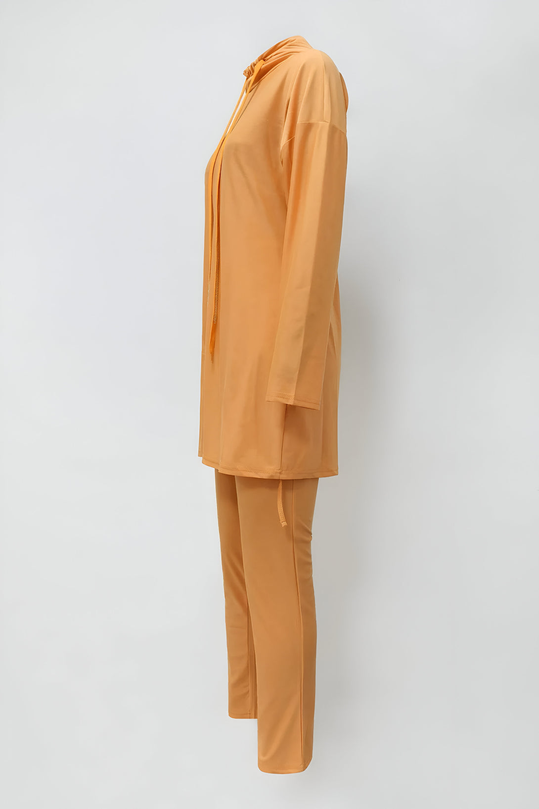 Ensemble de vêtements musulmans pour femmes, avec un haut à capuche et un pantalon assorti, couleur orange.