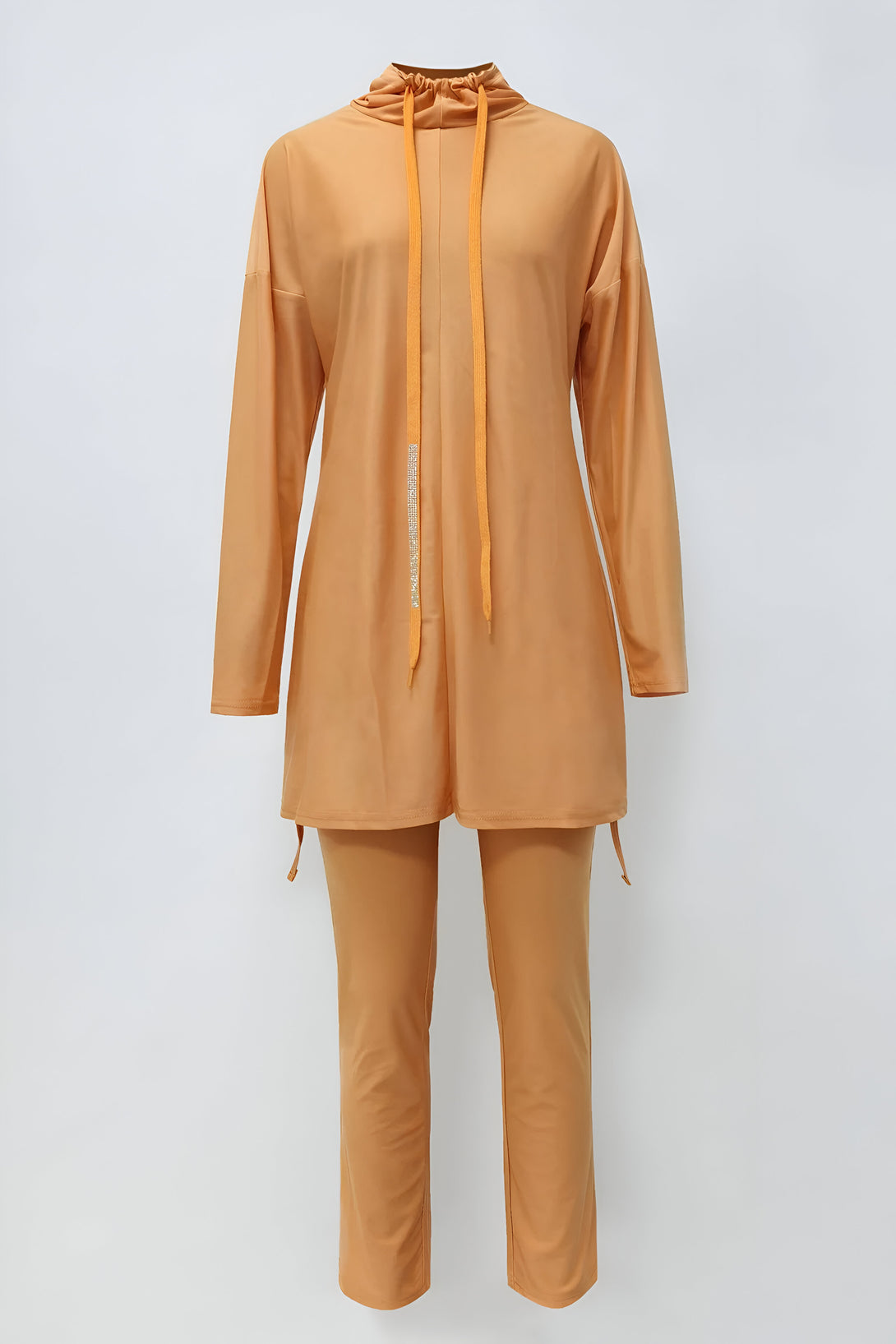 Ensemble de vêtements musulmans pour femmes, comprenant un chemisier à capuche et un pantalon assorti, couleur ocre.