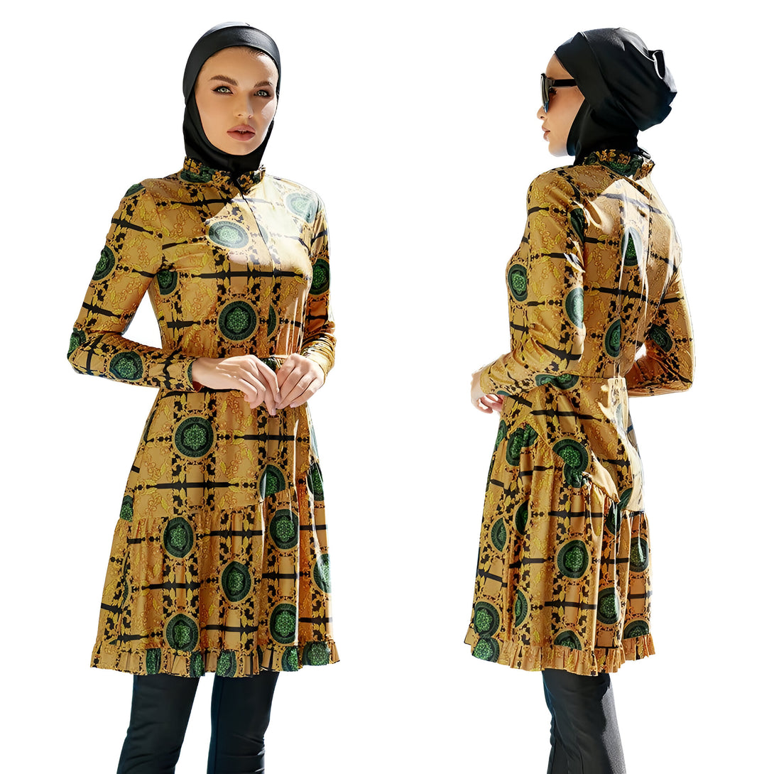 Une femme portant un hijab noir et une robe de bain musulmane à manches longues avec un motif or et vert. La robe de bain est à la fois élégante et modeste.