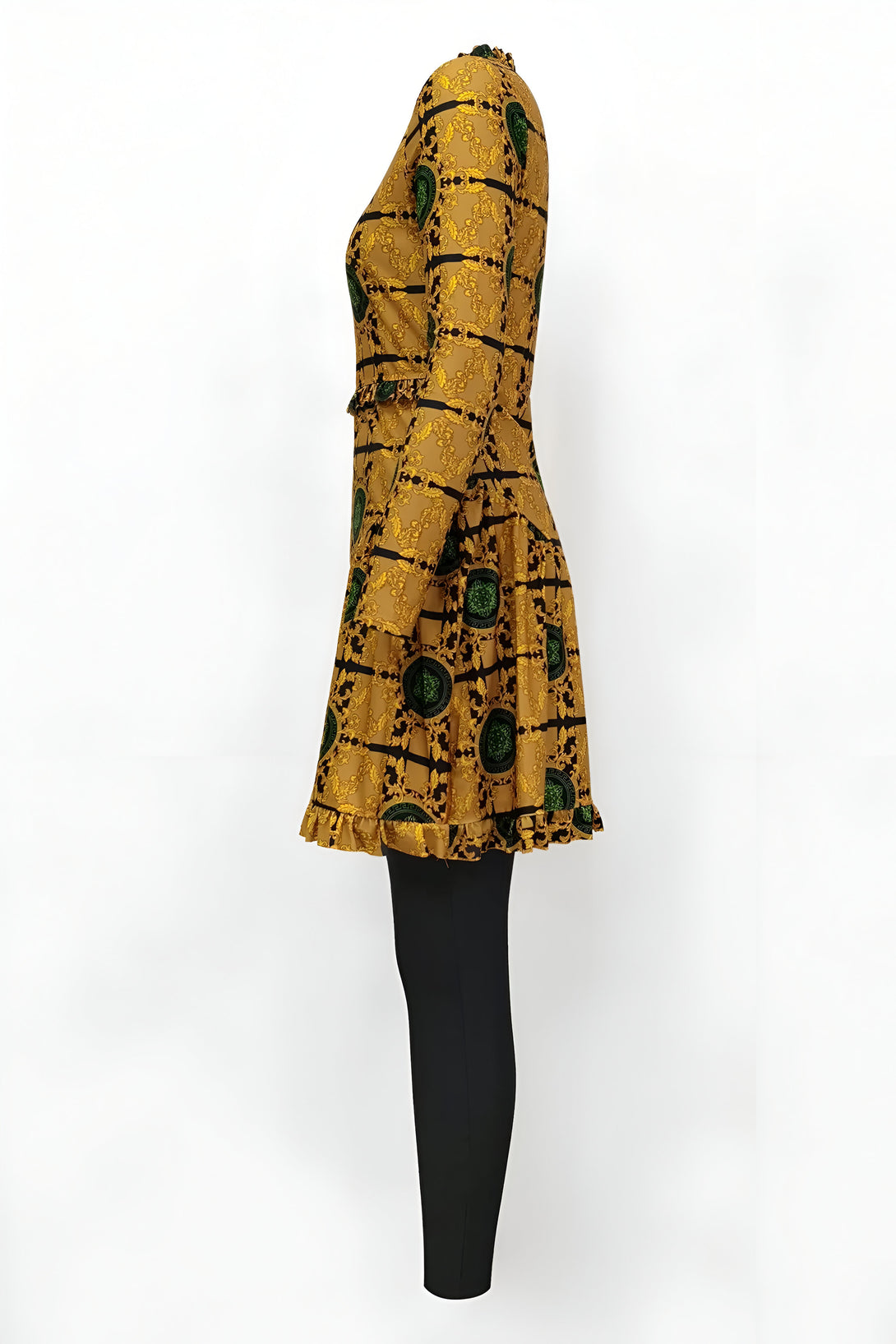 Robe longue à manches longues avec un imprimé doré et vert, à porter avec un legging noir. Idéal pour les femmes musulmanes qui recherchent une tenue élégante et confortable.