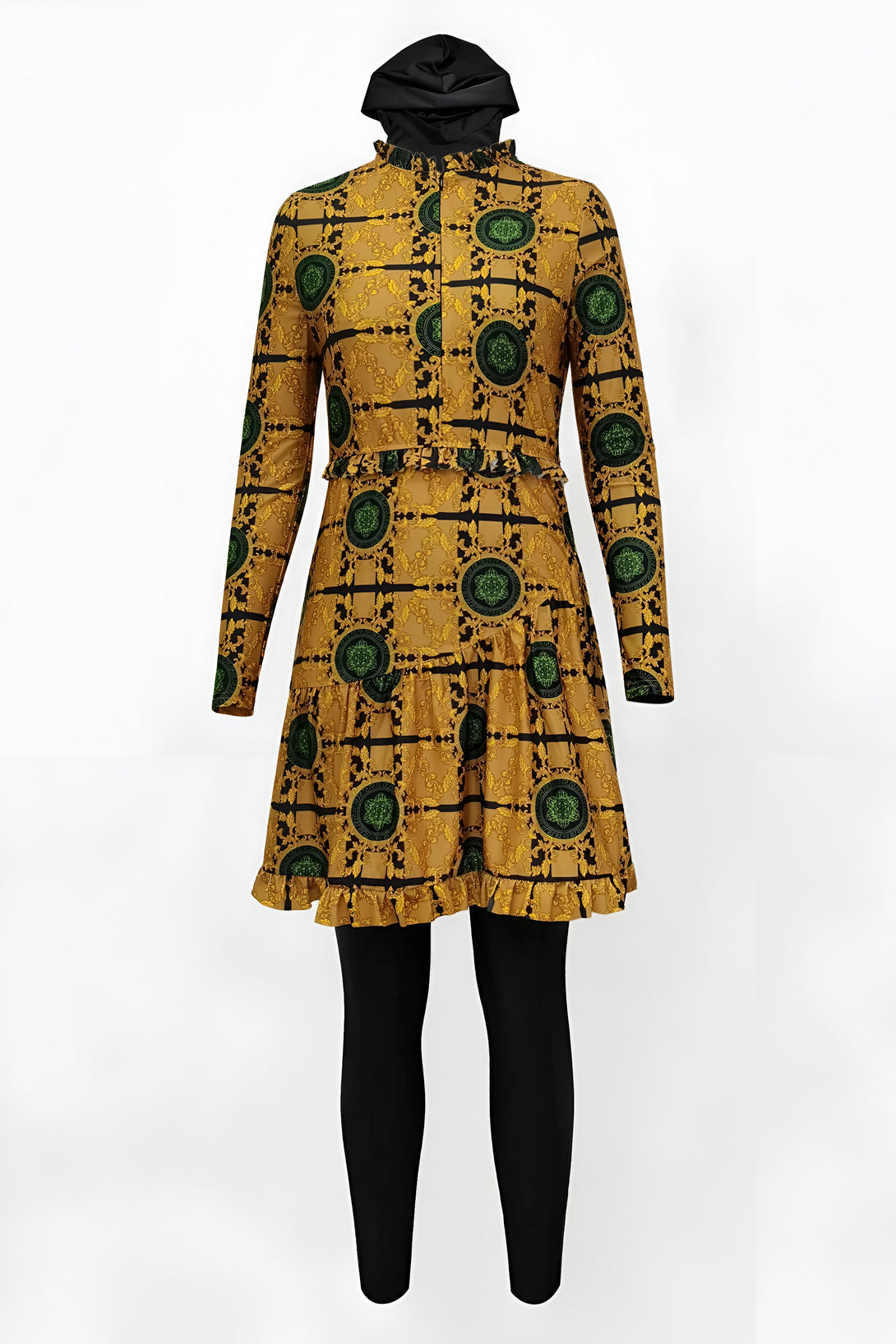 Robe de bain musulmane pour femmes avec un motif doré et vert. La robe est à manches longues et a une jupe plissée. Elle est portée avec un pantalon noir.