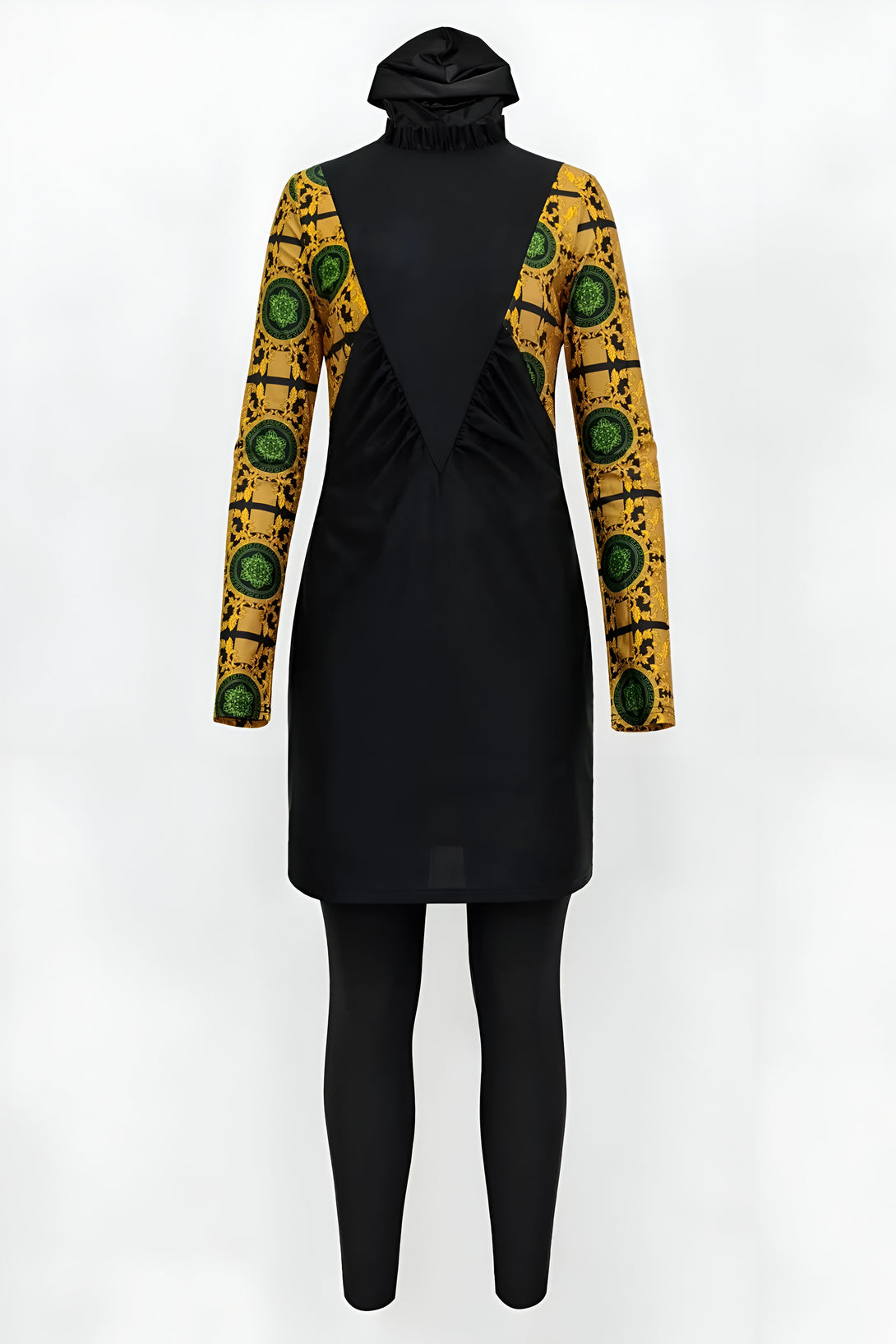 Une robe de bain musulmane noire avec des manches longues à motif doré et vert. La robe est ajustée et comporte une jupe intégrée. La robe est portée sur un pantalon noir.
