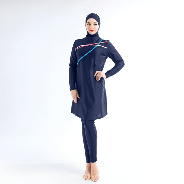 Une femme portant un maillot de bain musulman bleu marine avec des détails colorés. Le maillot de bain est à manches longues et couvre tout le corps. La femme porte un hijab assorti.