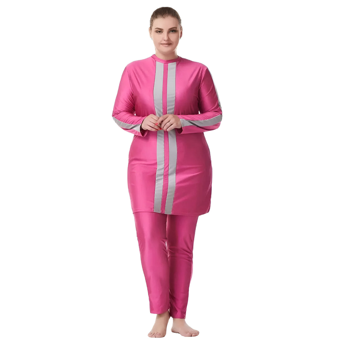 Une femme portant un maillot de bain islamique rose avec des rayures grises. Le maillot de bain comprend une tunique à manches longues et un pantalon long.