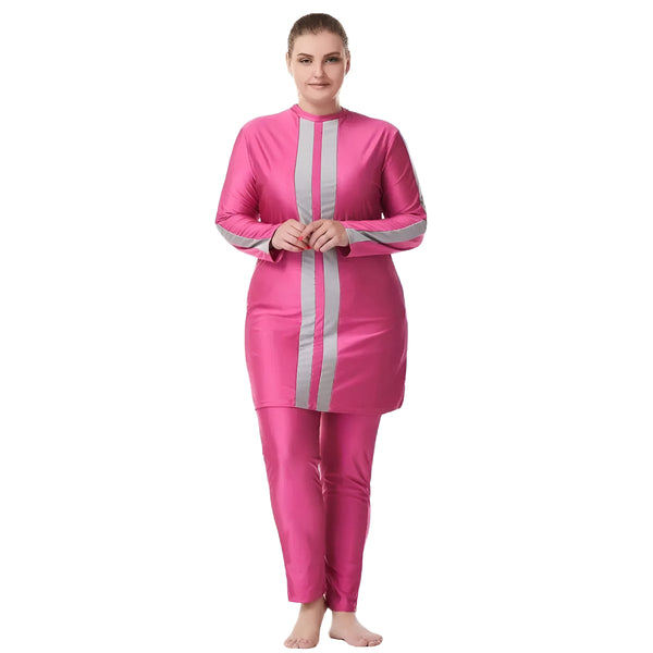 Une femme portant un maillot de bain islamique rose avec des rayures grises. Le maillot de bain comprend une tunique à manches longues et un pantalon long.
