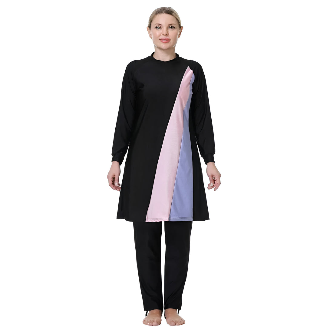 Une femme portant un maillot de bain musulman noir avec des détails rose et bleu. Le maillot de bain a des manches longues et un pantalon long.